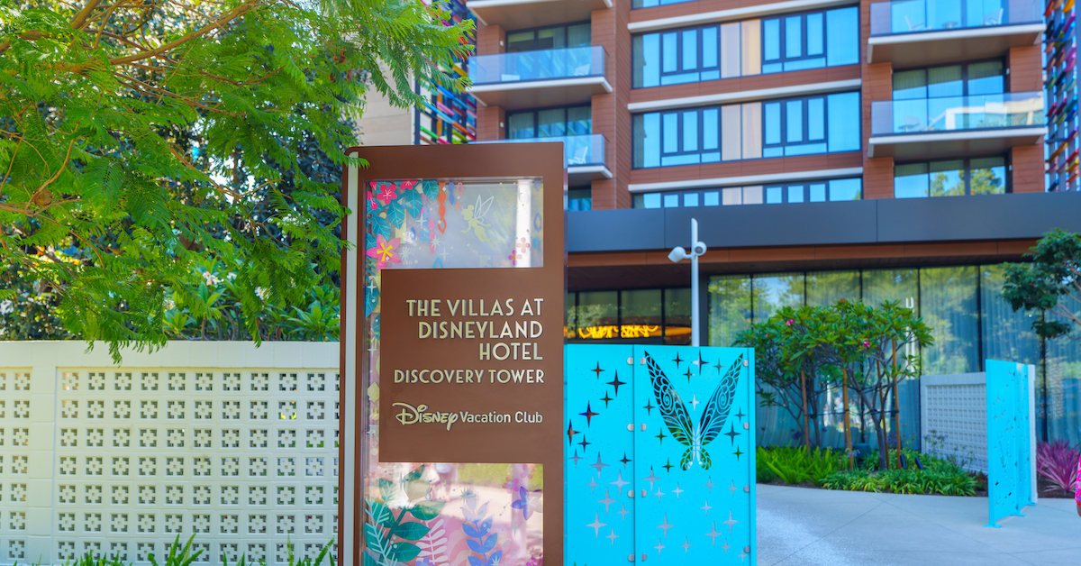 080824_Disneyland-Hotel_DVC-Villas_Entrance01_Danny-Shuster (FI) The Villas at Disneyland Hotel entrance sign