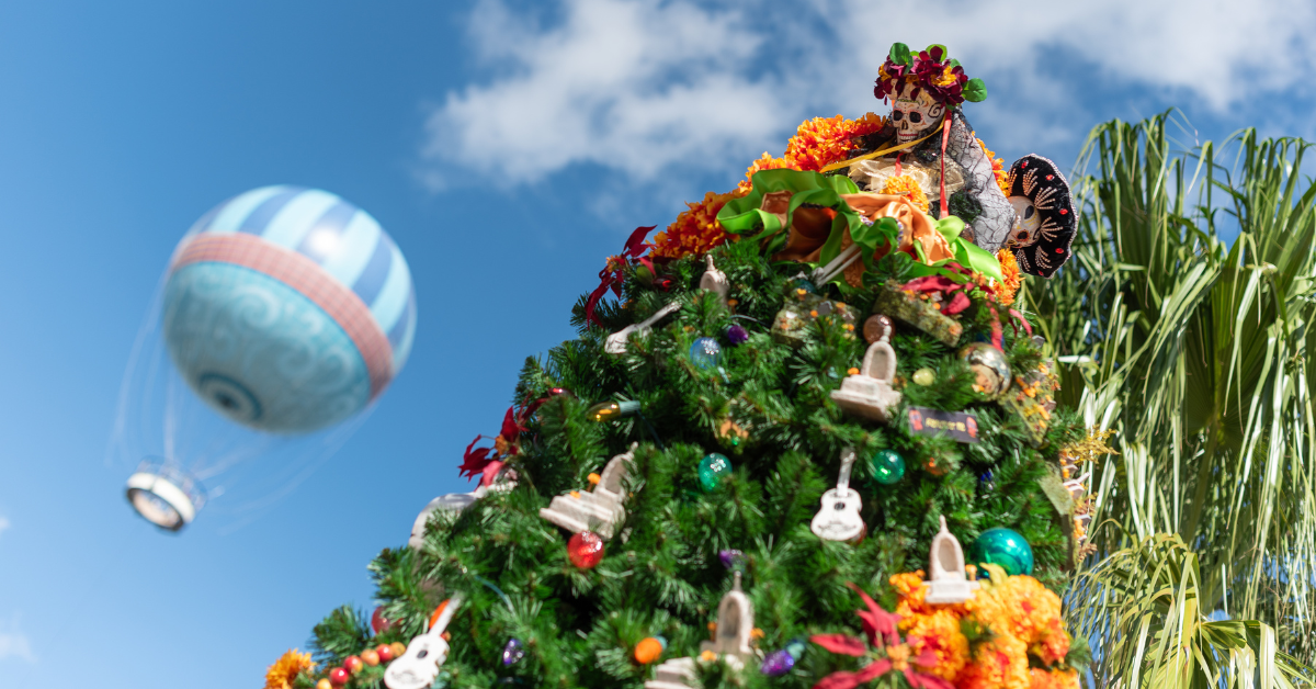 disney springs christmas, christmas tree at disney springs with aerophile in the sky