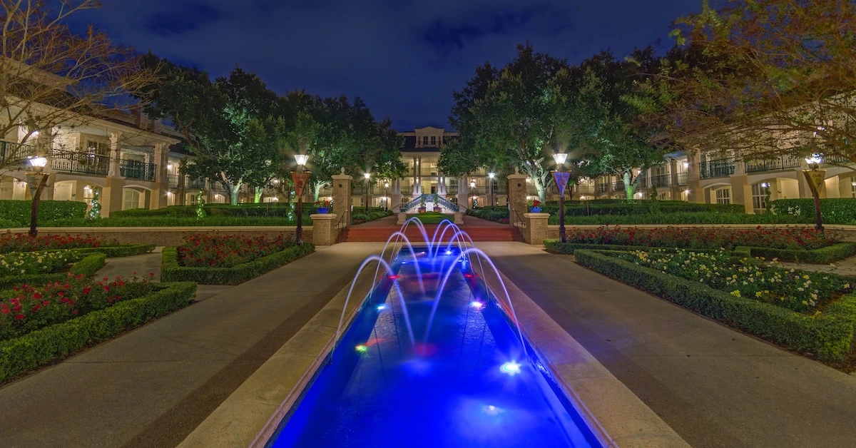 Disney's Port Orleans Resort - Riverside grounds at night