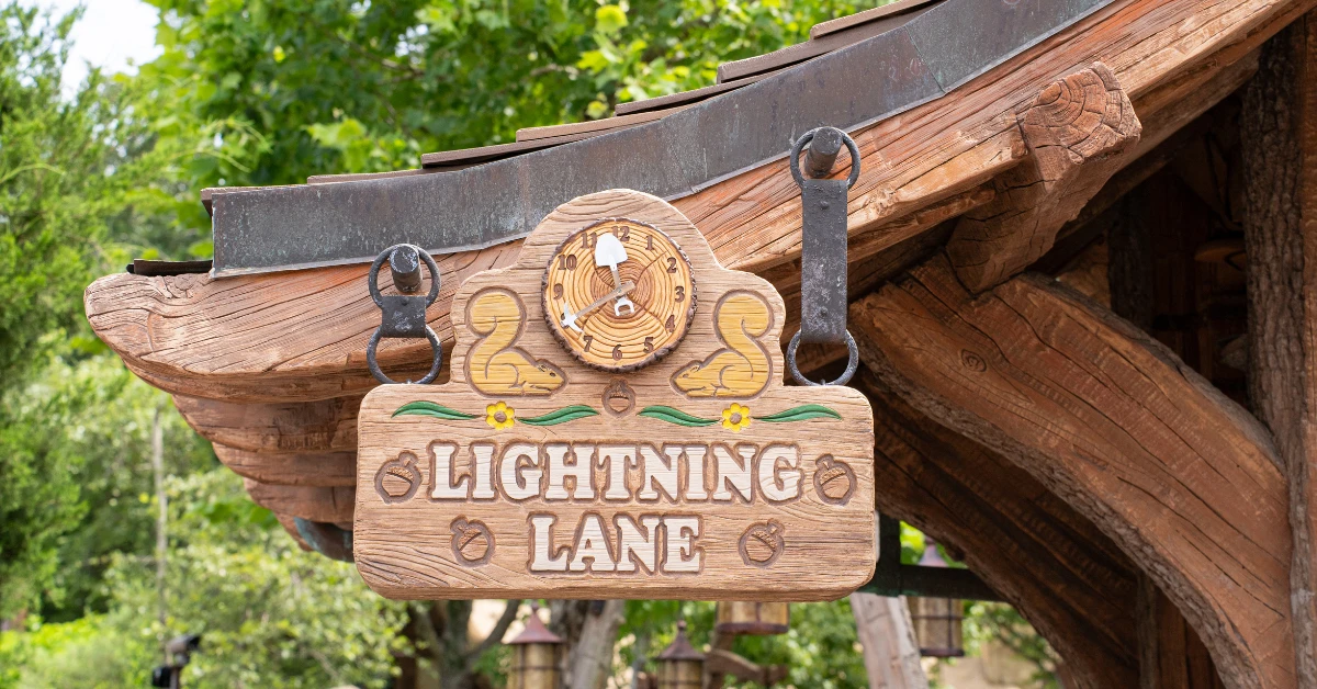 070825_Magic-Kingdom_Fantasyland_Seven-Dwarfs-Mine-Train_Lightning-Lane-Signage_Judd-Helms