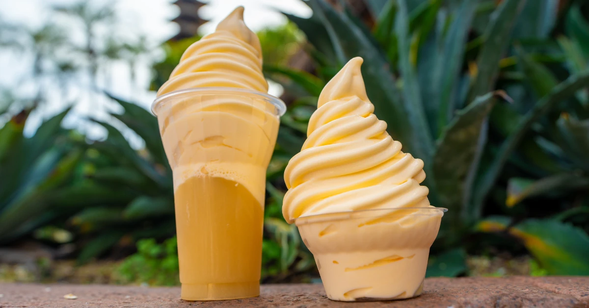 113023_Magic-Kingdom_Adventureland_Aloha-Isle_Dole-Whip_Dole-Whip-Float-1_Danny-Shuster fi